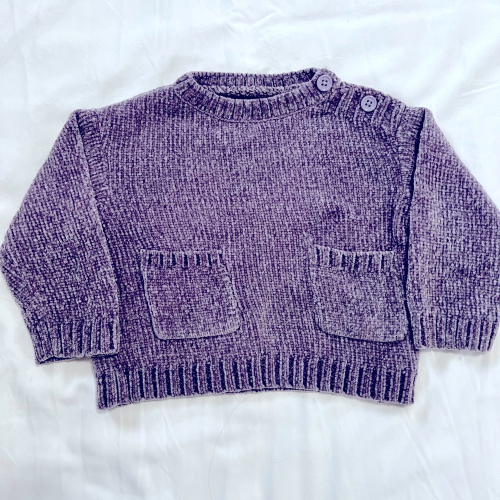 DKNY Pullover Sweater 
Soft Cozy Material
